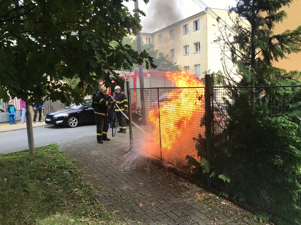 19.9.2017 (PM 12.46) Požár kontejneru Plzeň, Skvrňany.JPG