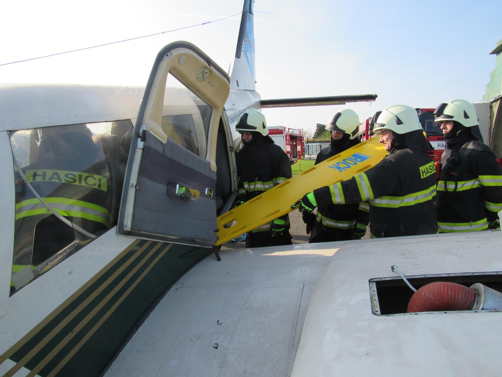 Záchrana osob z letadla - výcvik 2.JPG