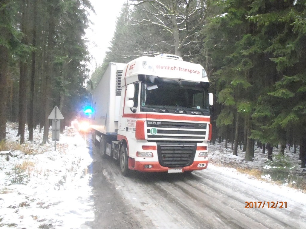 21.12.2017 (PJ 11.52) Milínov - vyproštění kamionu.JPG