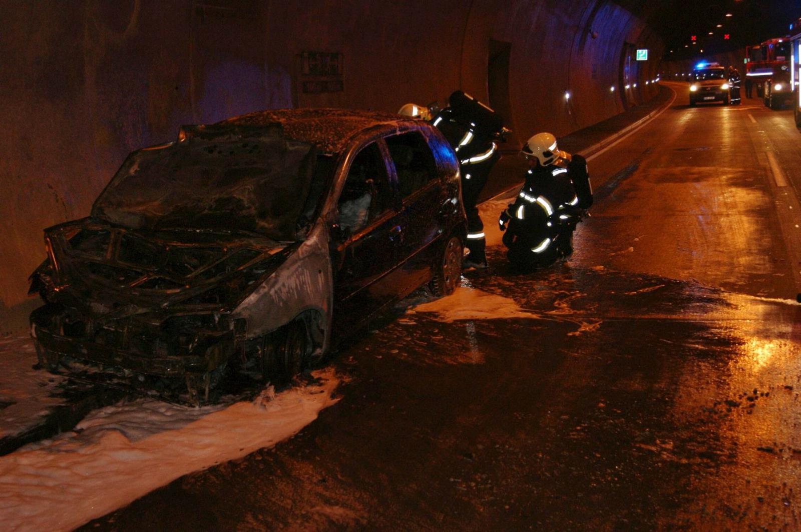 Požár osobního auta v tunelu Panenská (5).jpg