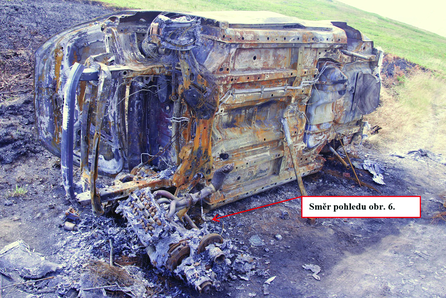 Obr. 2 Pohled na požárem zasažené vozidlo v době jeho ohledání