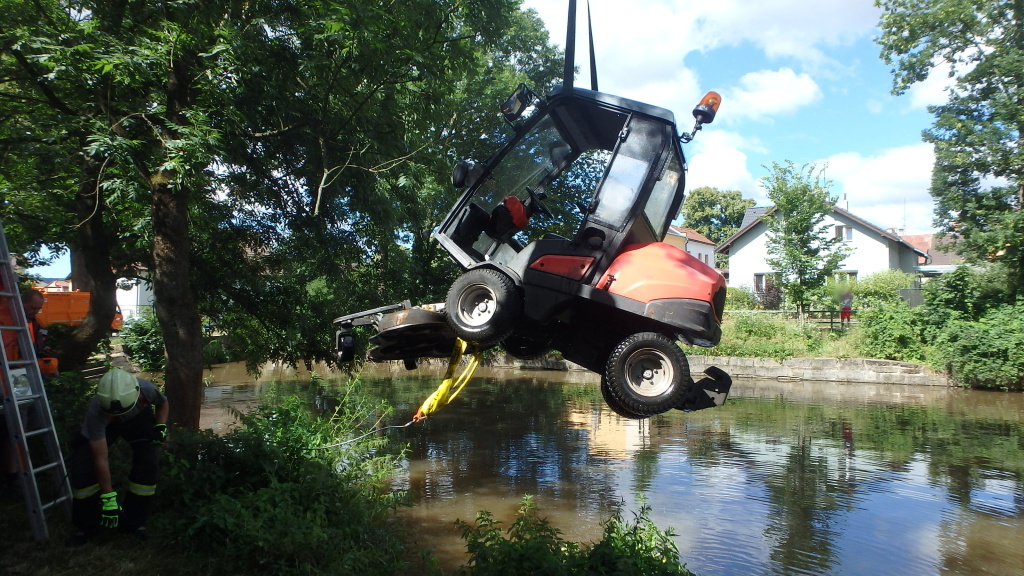 DKnL Traktor ve vodě (3).JPG