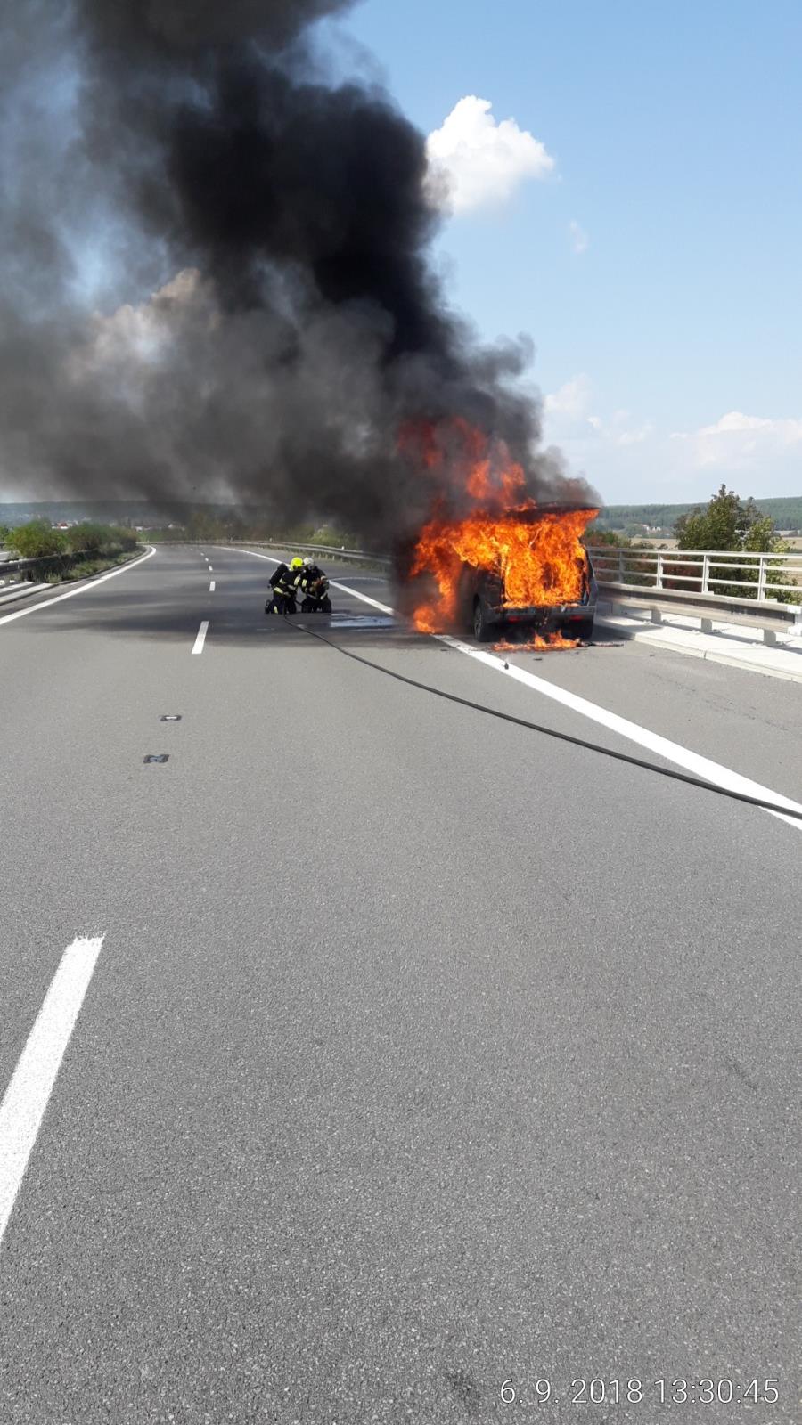 6_9_2018 požár vozidla na D5  (2).jpg