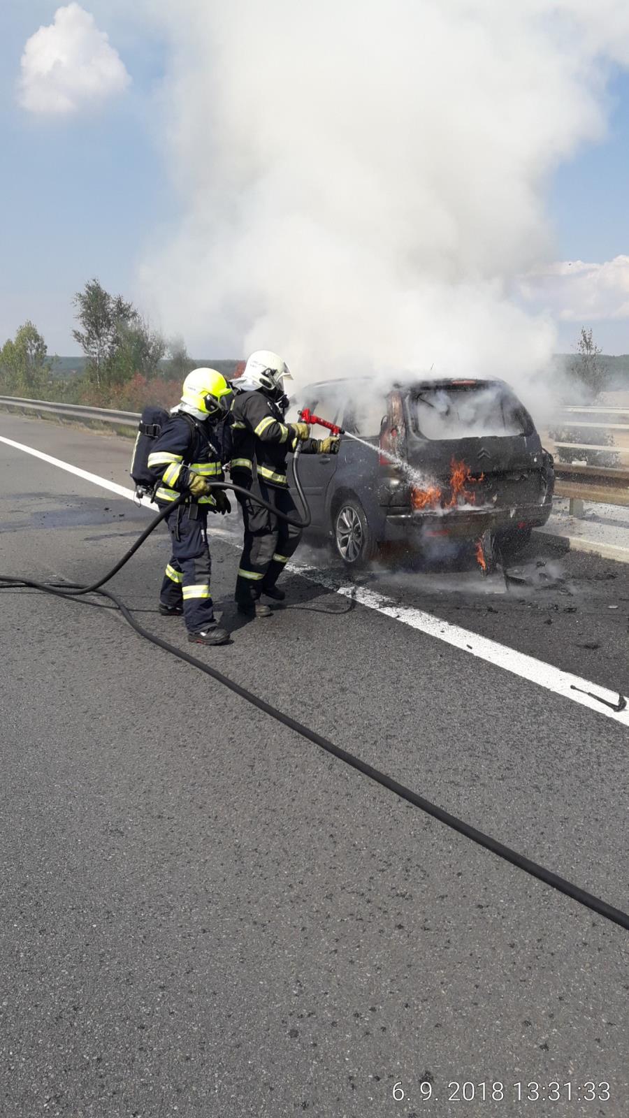 6_9_2018 požár vozidla na D5  (1).jpg