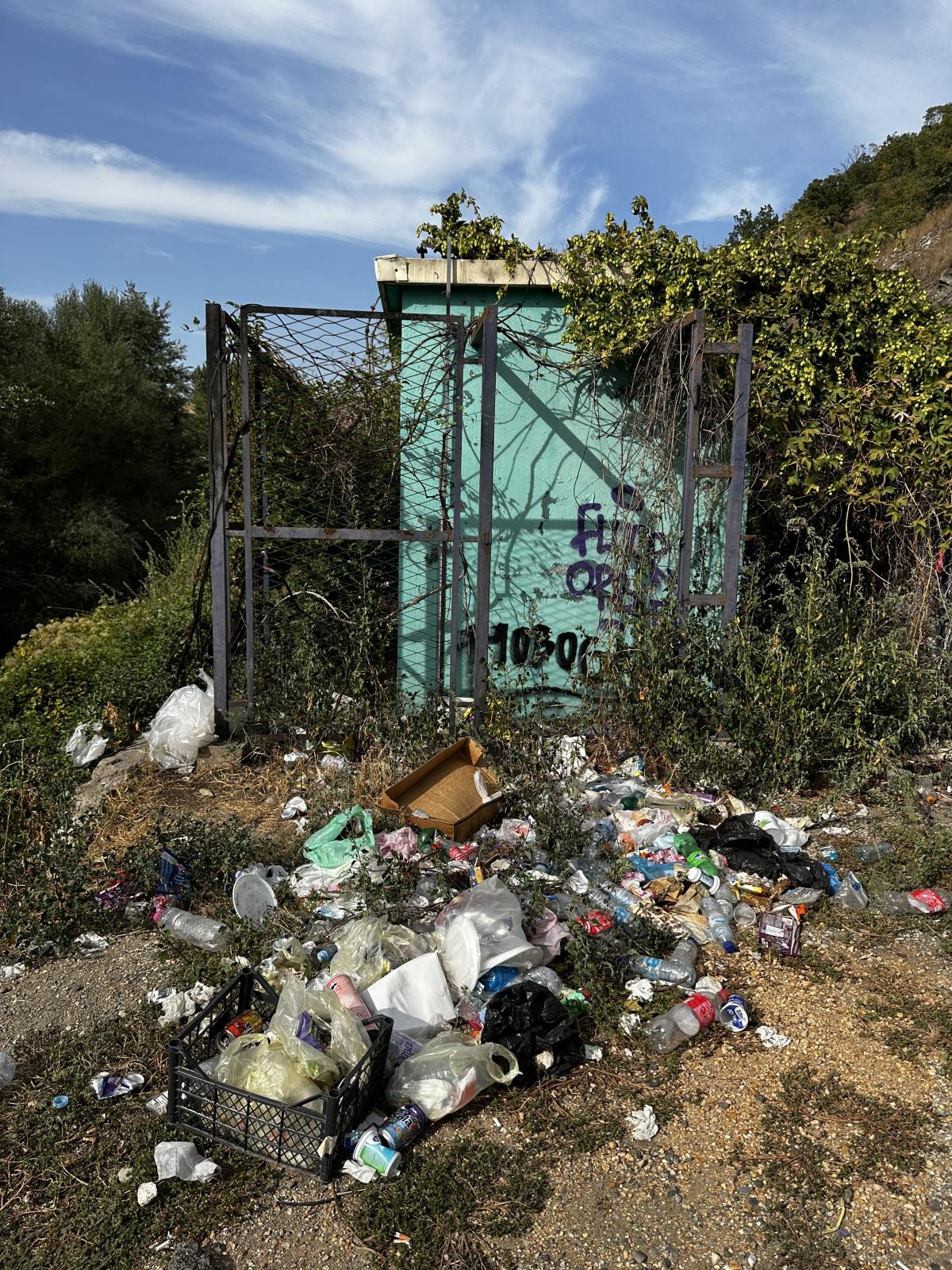Měřicí stanice znečištěná odpadky na území Severní Makedonie na řece Lepenac, která je hlavním přítokem řeky Vardar ústící do Egejského moře