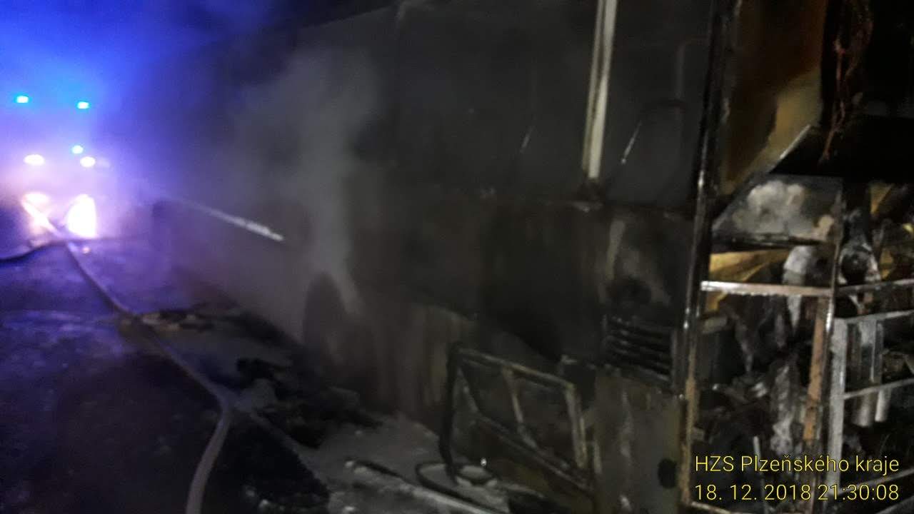 18_12_2018 Požár autobusu Ostrov u Stříbra (1).jpg