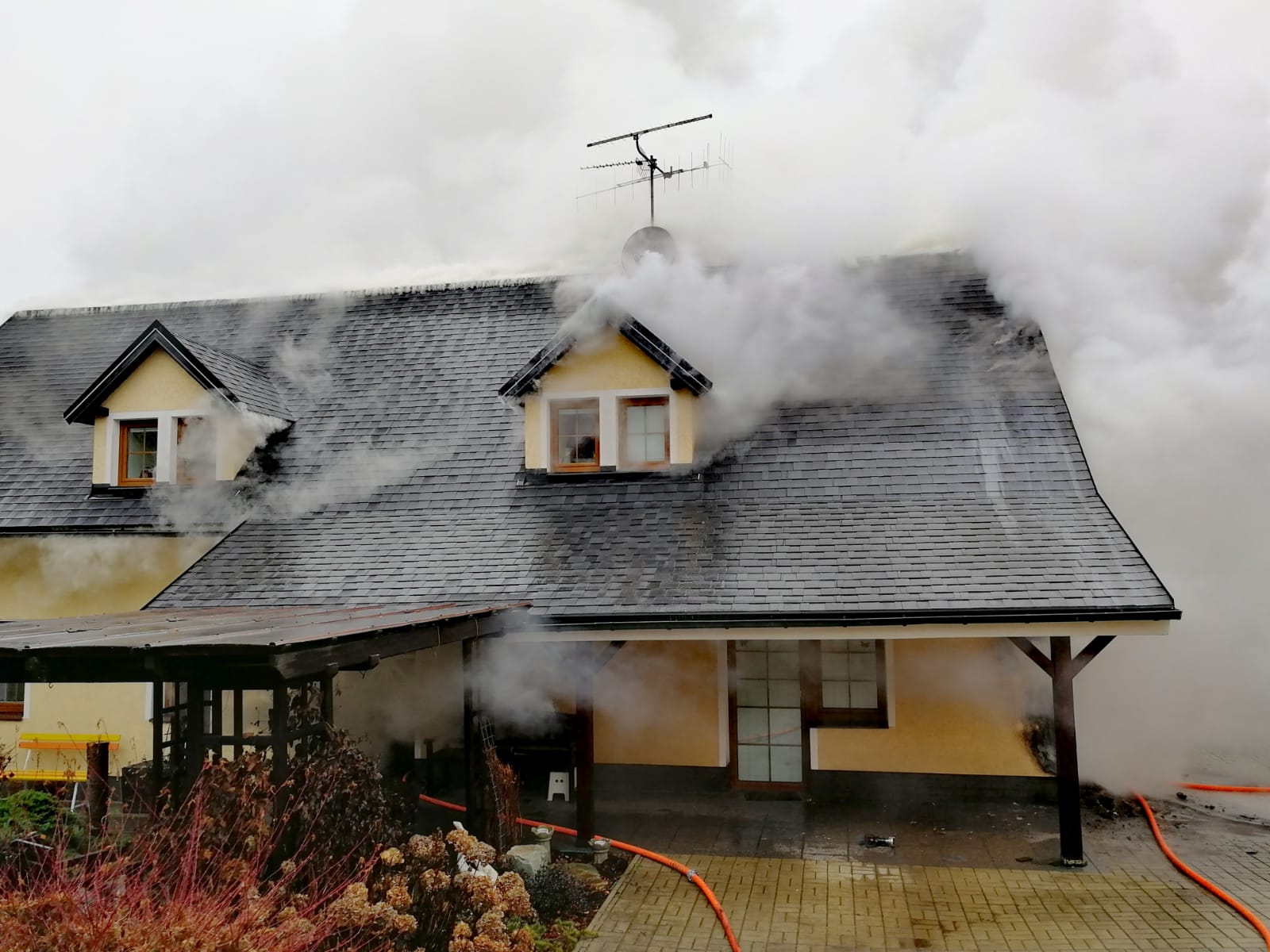 Požár rodinného domu ve Velenicích na Českolipsku_.jpg