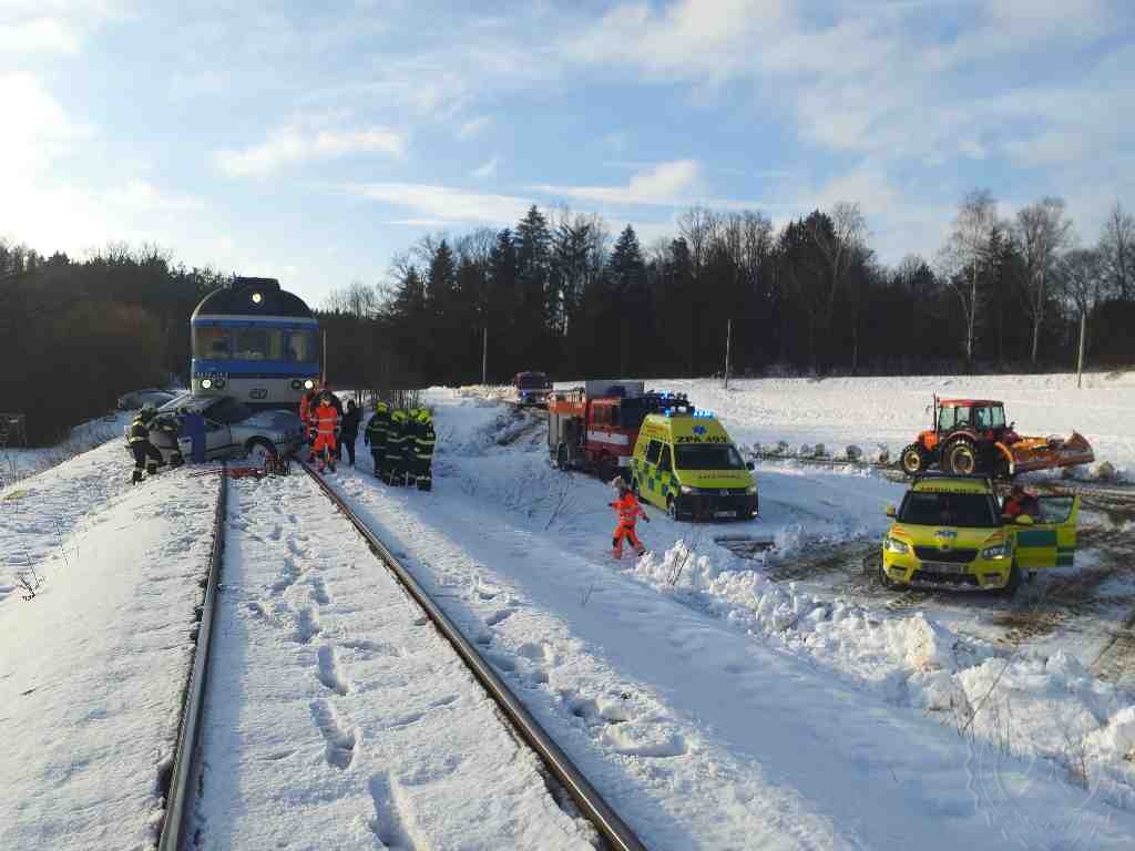 PAK_DN_střed osobního vozu s vlakem_hasiči a záchranáři vyprošťují muže ze zdemolovaného vozu.jpg
