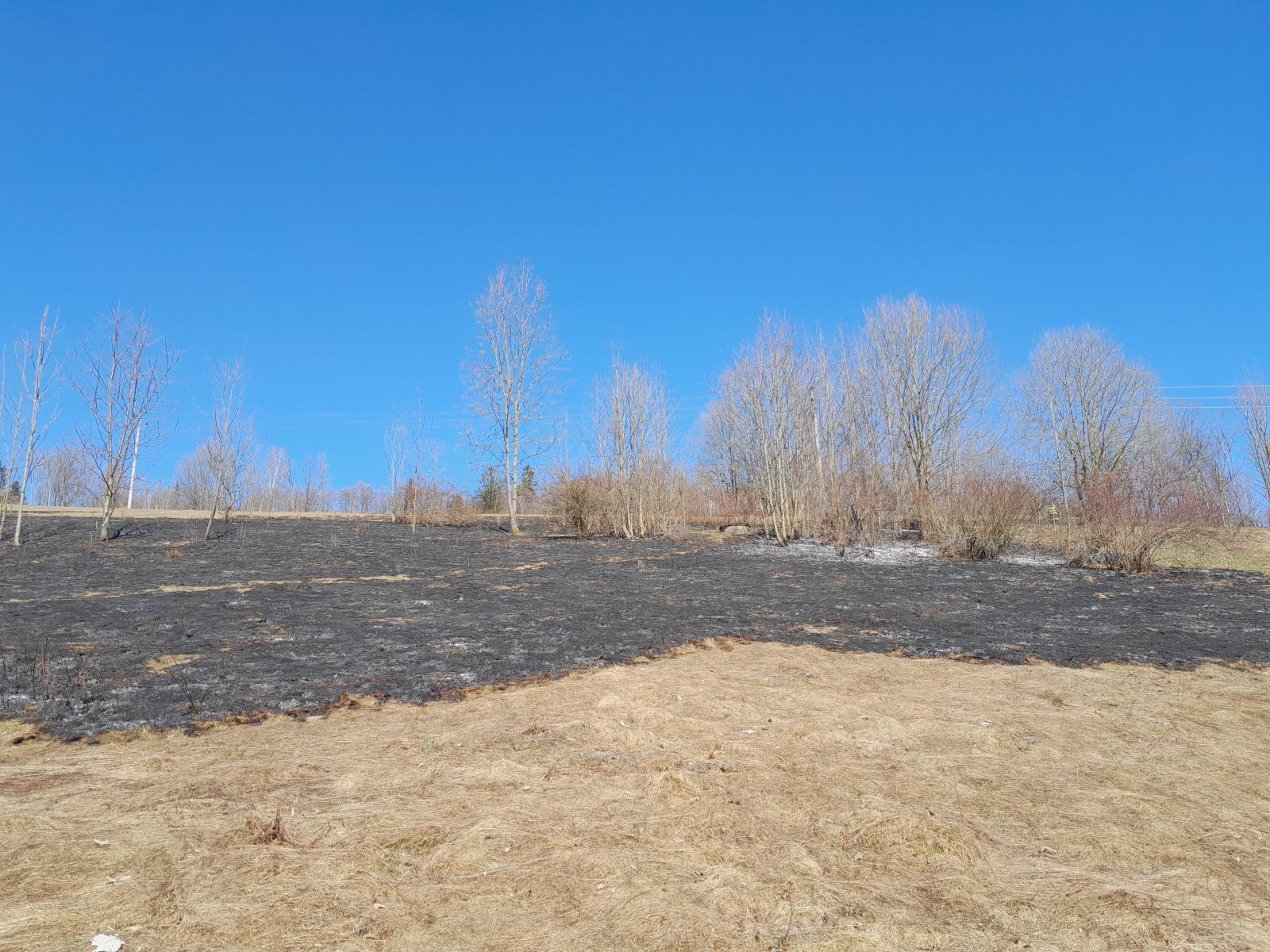 požár po vypalování trávy