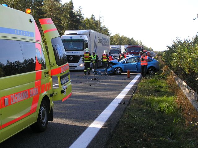 Nehoda tří osobních vozidel na D5