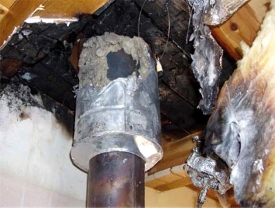 Požár střešní konstrukce - nesprávně provedený svislý kouřovod s funkcí komína