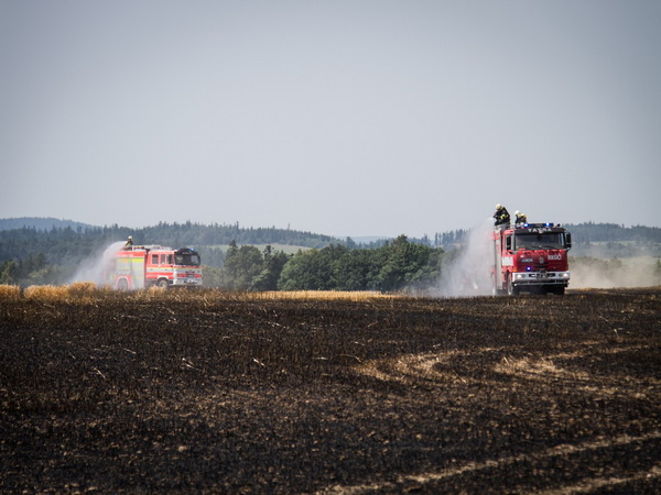 Foto: HZS Moravskoslezského kraje - požár pole 18. 7. 2015 