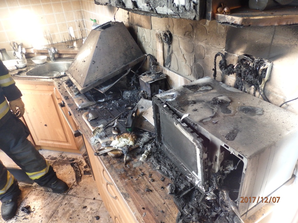 7.12.2017 (RO 11.27) požár kuchyně Holoubkov (2).JPG