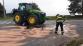240-Likvidace uniklého hydraulického oleje po technické závadě traktoru v obci Slivinko na Mladoboleslavsku