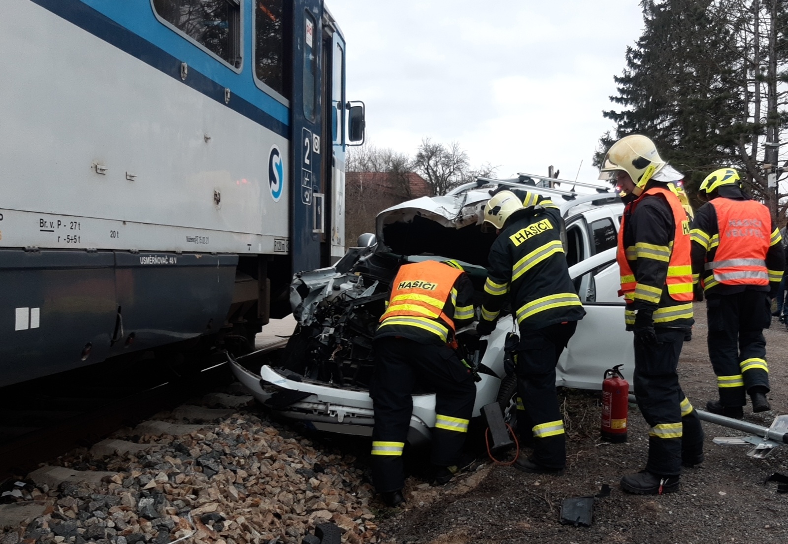 034-Střet vlaku s osobním autem na železničním přejezdu v obci Zadní Třebáň na Berounsku.jpg