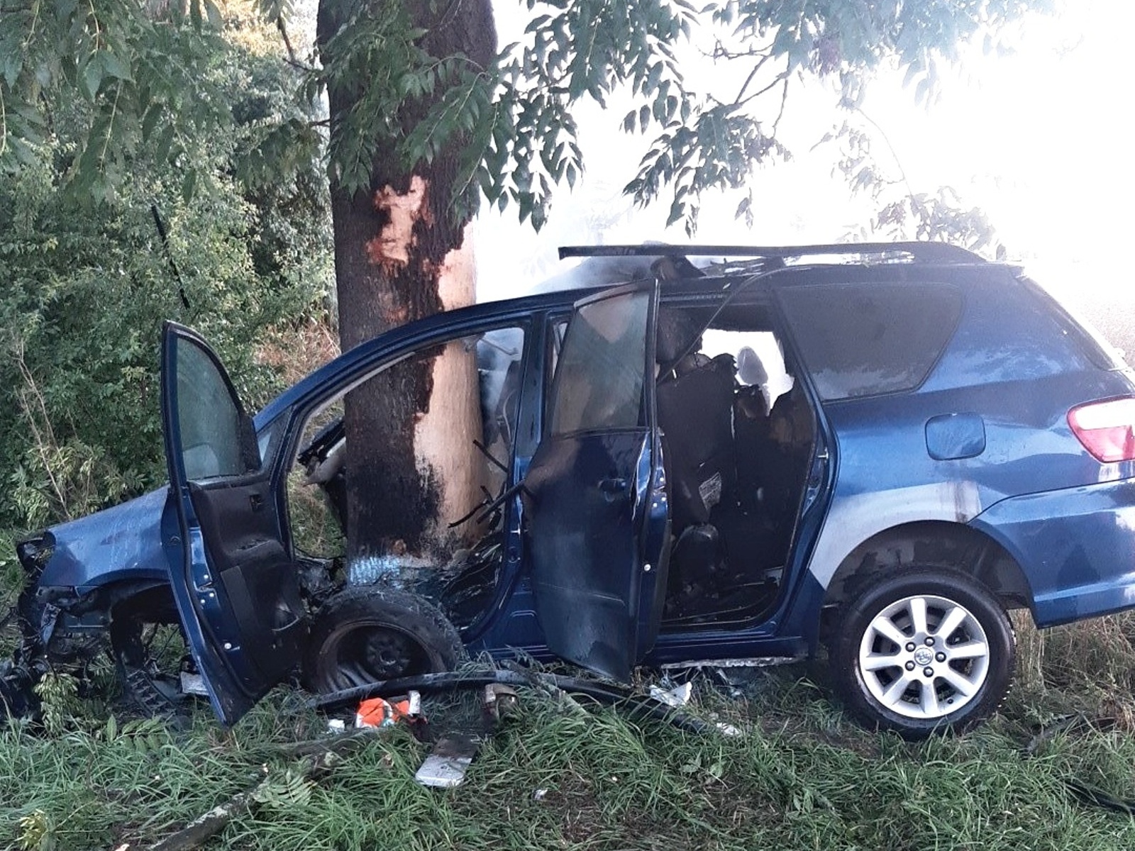 064-Havárie osobního auta s následným požárem v obci Dřevčice v okrese Praha-východ.jpg