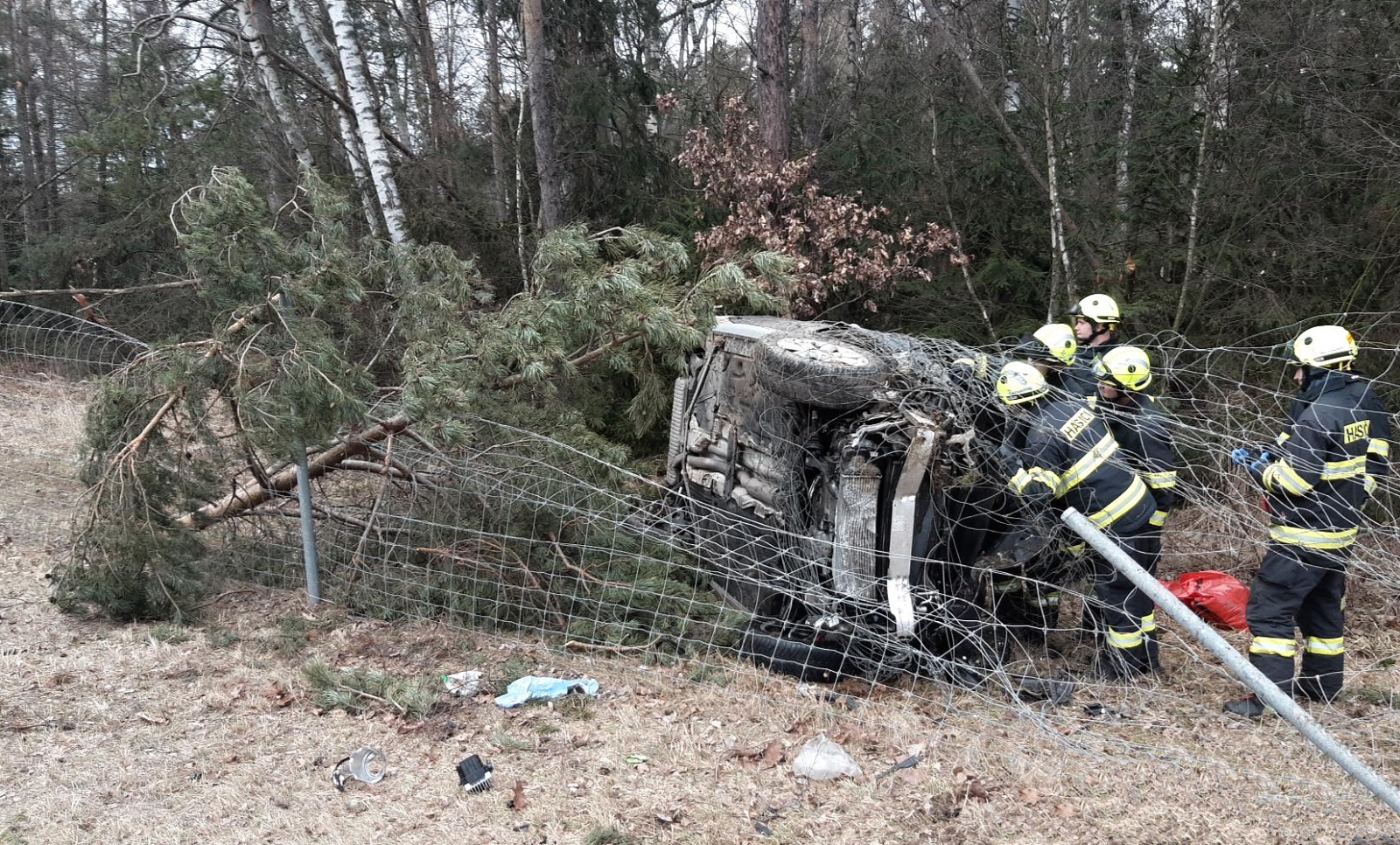 070224-Havárie osobního vozidla za 68. kilometrem brněnské dálnice D1 ve směru do Prahy poblíž Lokte na Vlašimsku.jpg