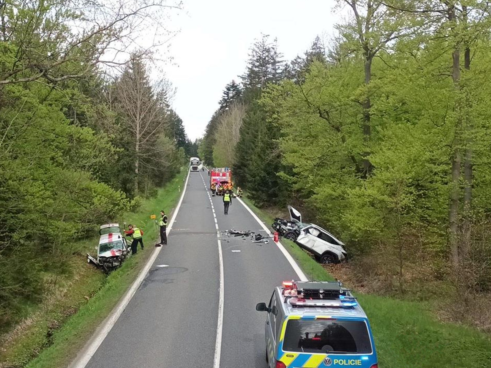 119-Čelní srážka dvou vozidel v lesním úseku nedaleko Věšína na Příbramsku.jpg
