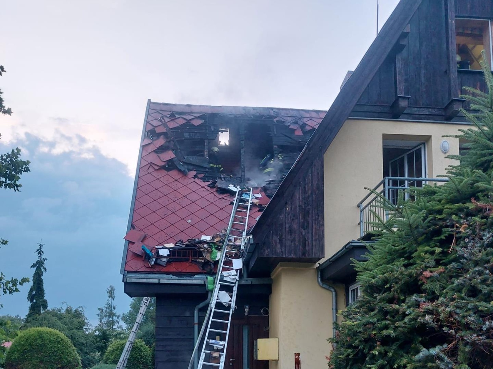 204-Požár rodinného domu po úderu blesku v říčanské části Strašín.jpg