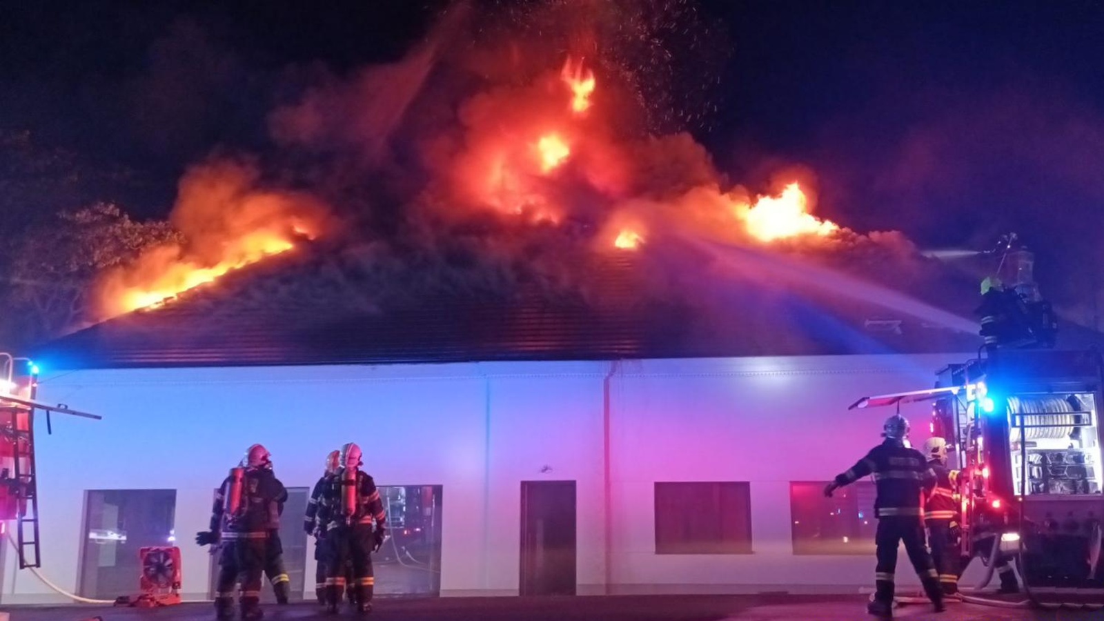 242-Požár ve firmě v obci Činěves na Nymbursku.jpg
