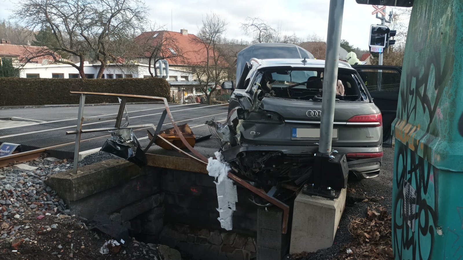 270124-Osobní automobil po střetu s vlakem na železničním přejezdu v Revoluční ulici v Sázavě na Benešovsku.jpg