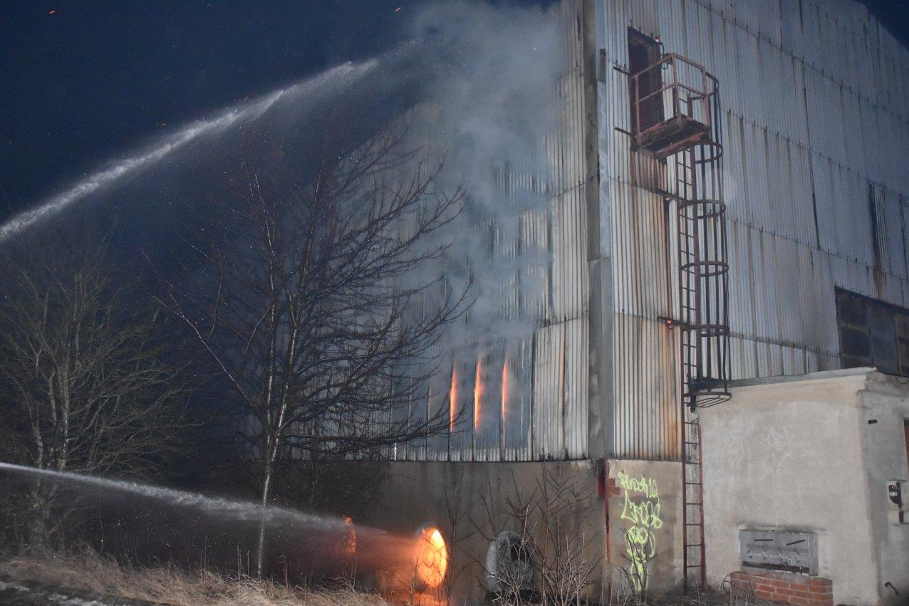 SČK_požár ocelokolny v obci Hřivno_pohled na hořící přízemí budovy.png