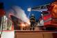 LIK_požár domu ve Světlé pod Ještědem_pohled na zasahujícího hasiče sledujícího plošinu