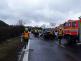 OLK_série vážných dopravních nehod zaměstnala hasiče Přerovsku_pohled na komunikaci s havarovanými vozy a zasahujícími hasiči
