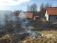PAK_požár louky v obci Vortová_pohled na hořící travní porost u staveb