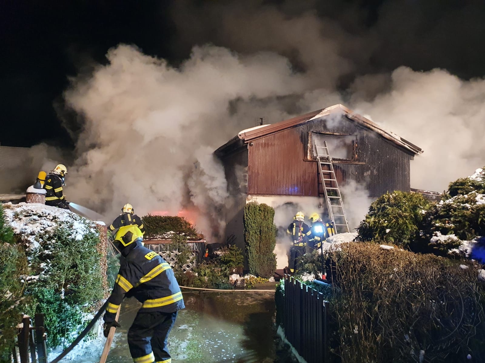 PAK_likvidaci požáru chaty v Třemošnici komplikoval mráz_hasiči bojují nejen s ohněm ale i s komplikovanými podmínkami.jpg