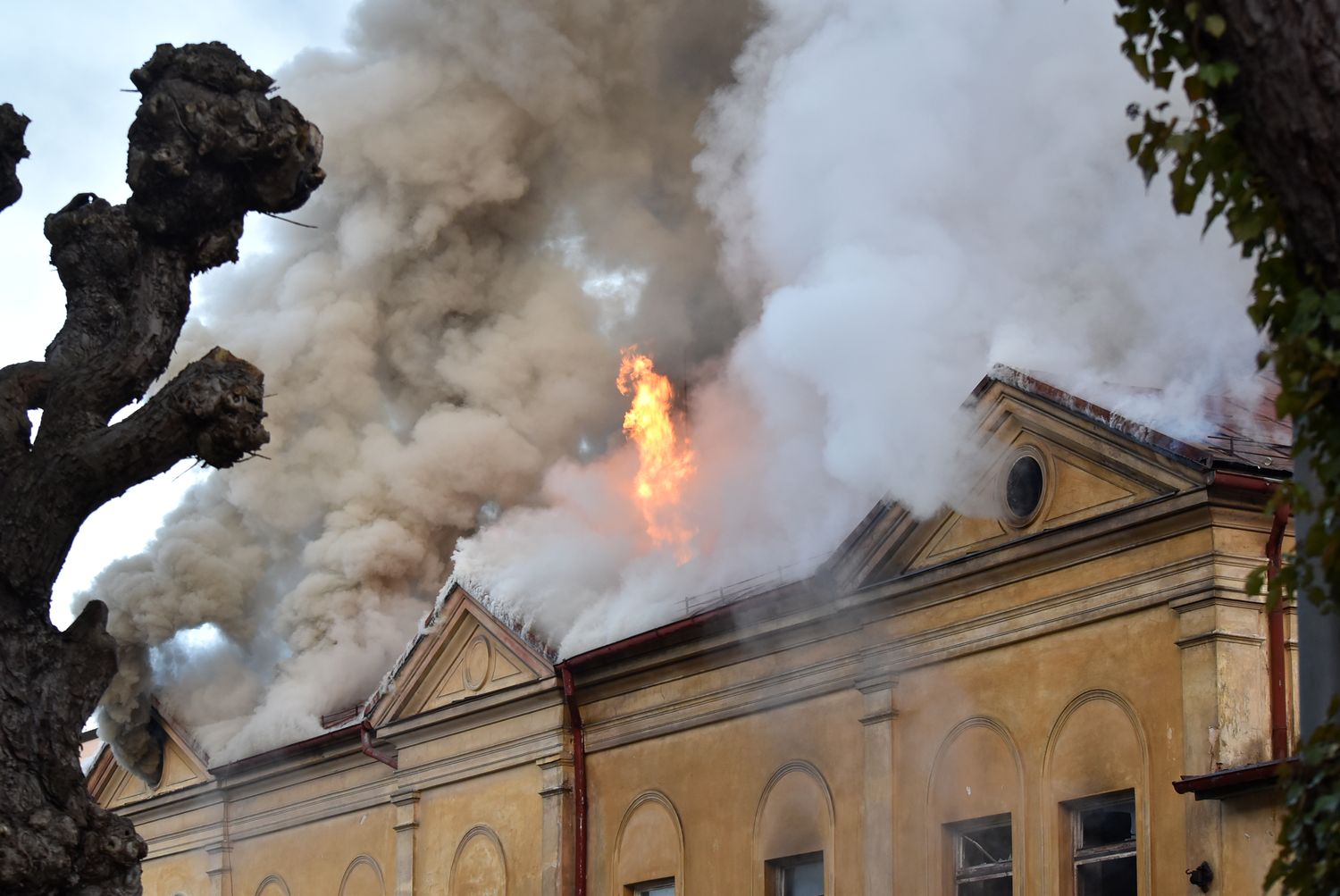 KVK_požár bývalé sokolovny v Karlových Varech_pohled na hořící střechu budovy.jpg