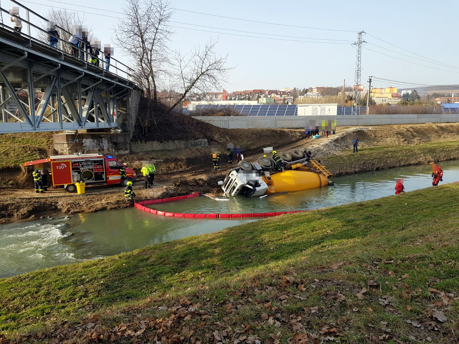 ZLK_dopravní nehoda domíchávače, který spadl do řeky Olšavy_hasiči vytvořili nornou stěnu, která chrání vodní tok.jpg