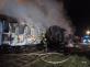 KHK_hořely historické vagony v Jaroměři_noční snímek_3 hasiči dohašují soupravy, ze kterých stoupá dým.jpg
