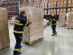Rozvoz respirátorů_13. 4. 2021_hasiči přesunují na vozíku ze skladu bedny s respirátory .JPG