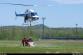 MSK_Požár železného šrotu v Ostravě_pohled na hasiče plnící bambivak u zasahujícího vrtulníku.jpg
