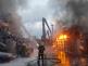 4_MSK_Požár vrakoviště v Mariánských Horách v Ostravě_pohled na zasahující hasiče a hořící hromady aut.jpg