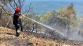 10_GŘ_pomoc při hašení požáru v Řecku_pohled na hořící krajinu a zasahujícího hasiče.jpg