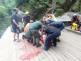 KHK_Transport zraněné osoby z Adršpašských skal_ošetření zraněného na místě.jpg
