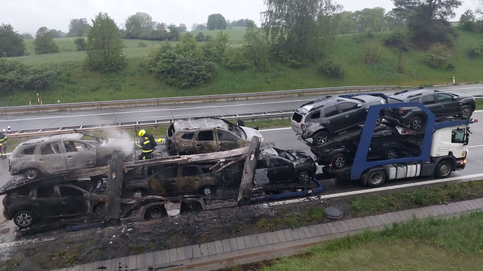 007-Požár soupravy s přepravovanými osobními vozidly na dálnici D1 u Ostředku.jpeg