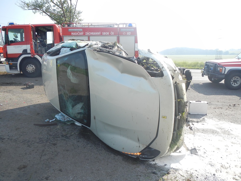 1 Dopravní nehoda 2 OA, Dolní Nerestce - 5. 9. 2014/Dopravní nehoda 2 OA, Dolní Nerestce - 5. 9. 2014 (1).JPG