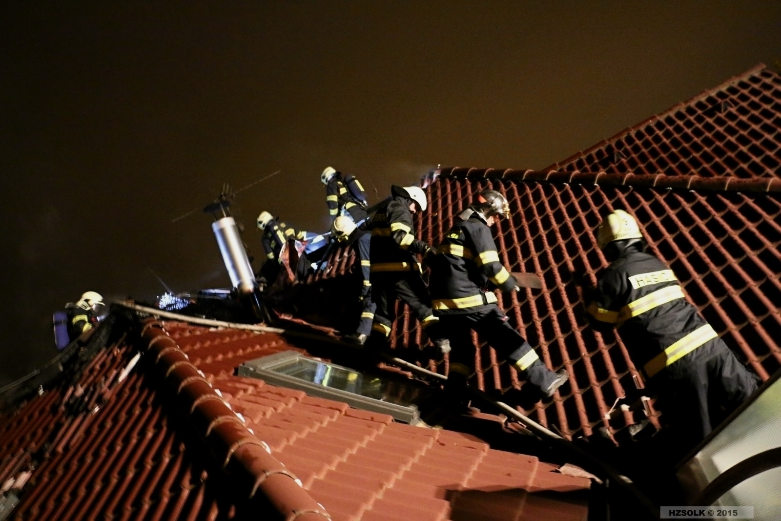 16 P_NB_3-5-2015 požár střechy RD Olomouc Neředín (23).JPG