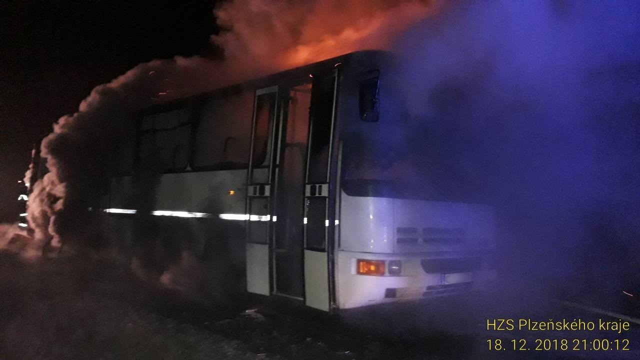 18_12_2018 Požár autobusu Ostrov u Stříbra (3).jpg