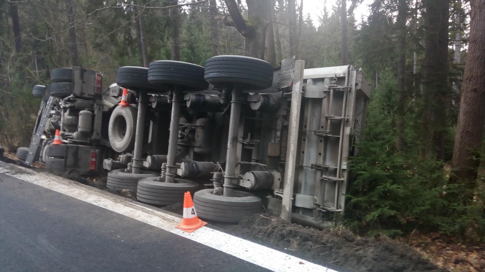 Dopravní nehoda kamiónu, Vyšší Brod - 9. 12. 2019 (2).jpg