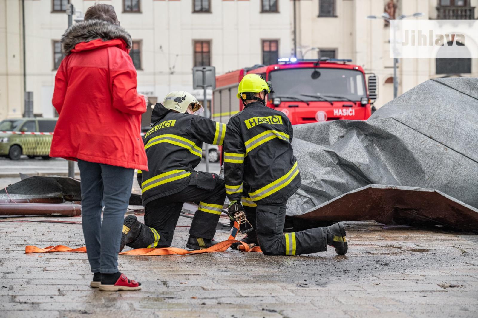 KVY_popadané střechy likvidovali hasiči i na Vysočině.jpg