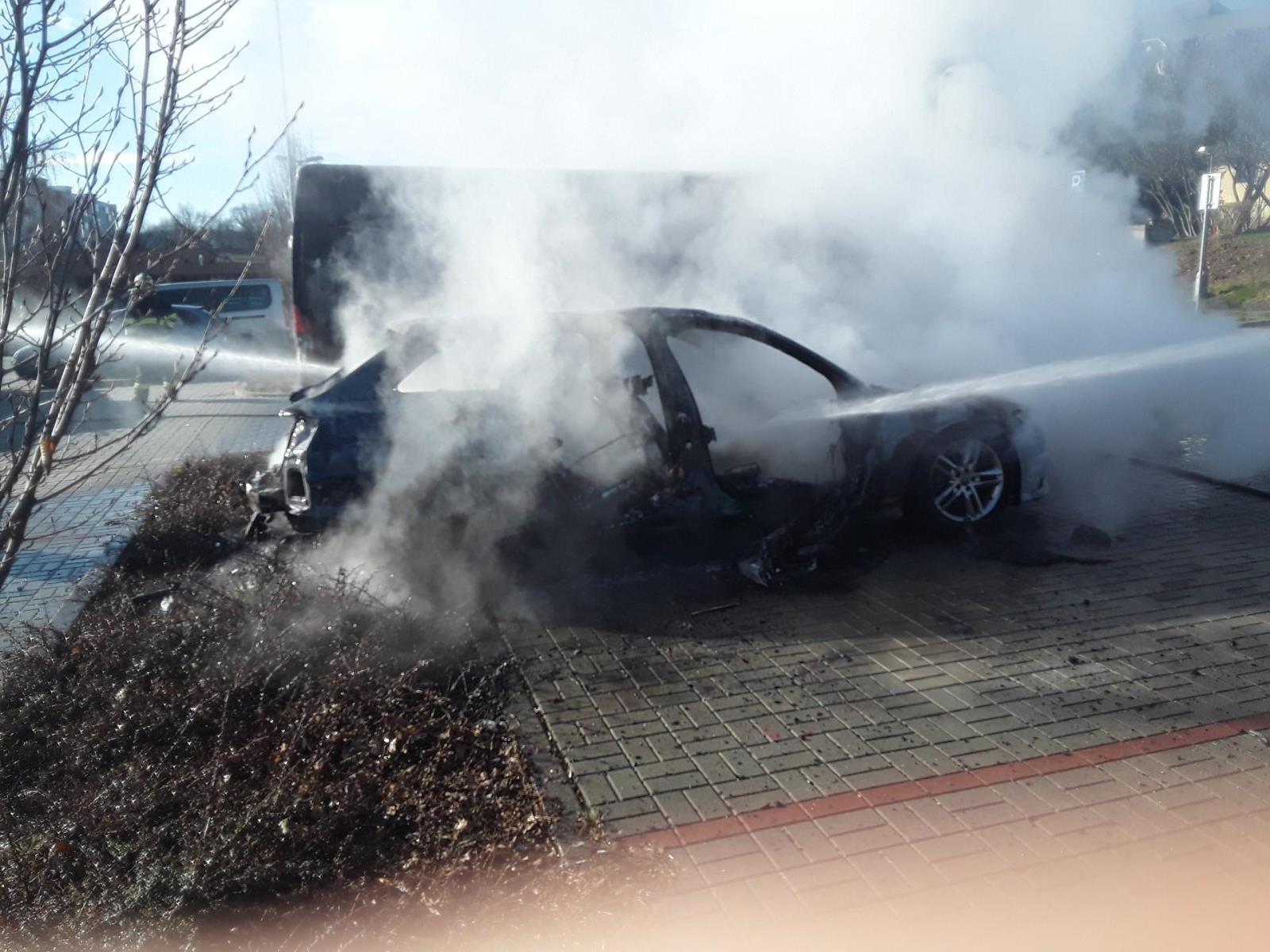 Požár osobního automobilu v Jirkově