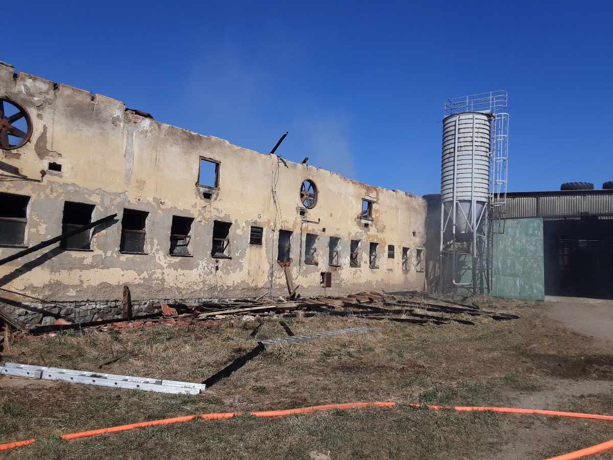 U požáru v Janovicích zasahovalo 12 jednotek hasičů.