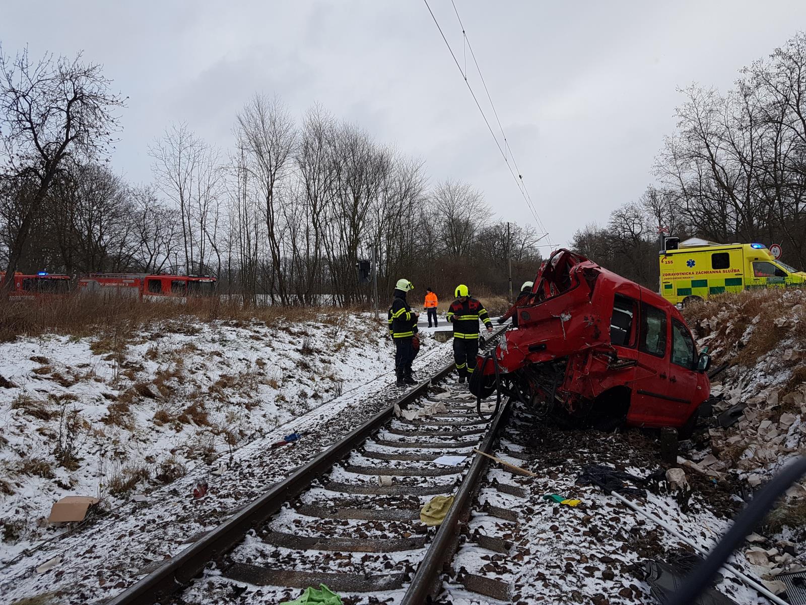 Dopravní nehoda OA a vlak, Hluboká nad Vltavou - 3. 1. 2019 (2).jpg