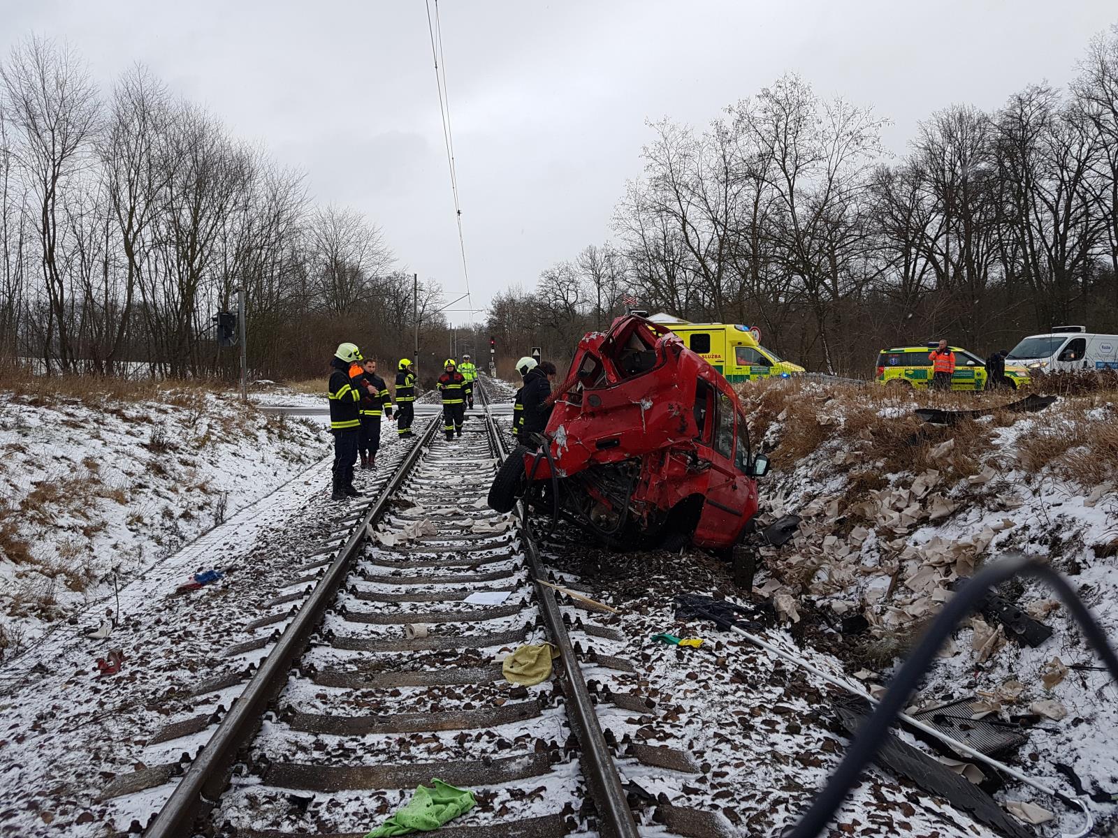 Dopravní nehoda OA a vlak, Hluboká nad Vltavou - 3. 1. 2019 (1).jpg