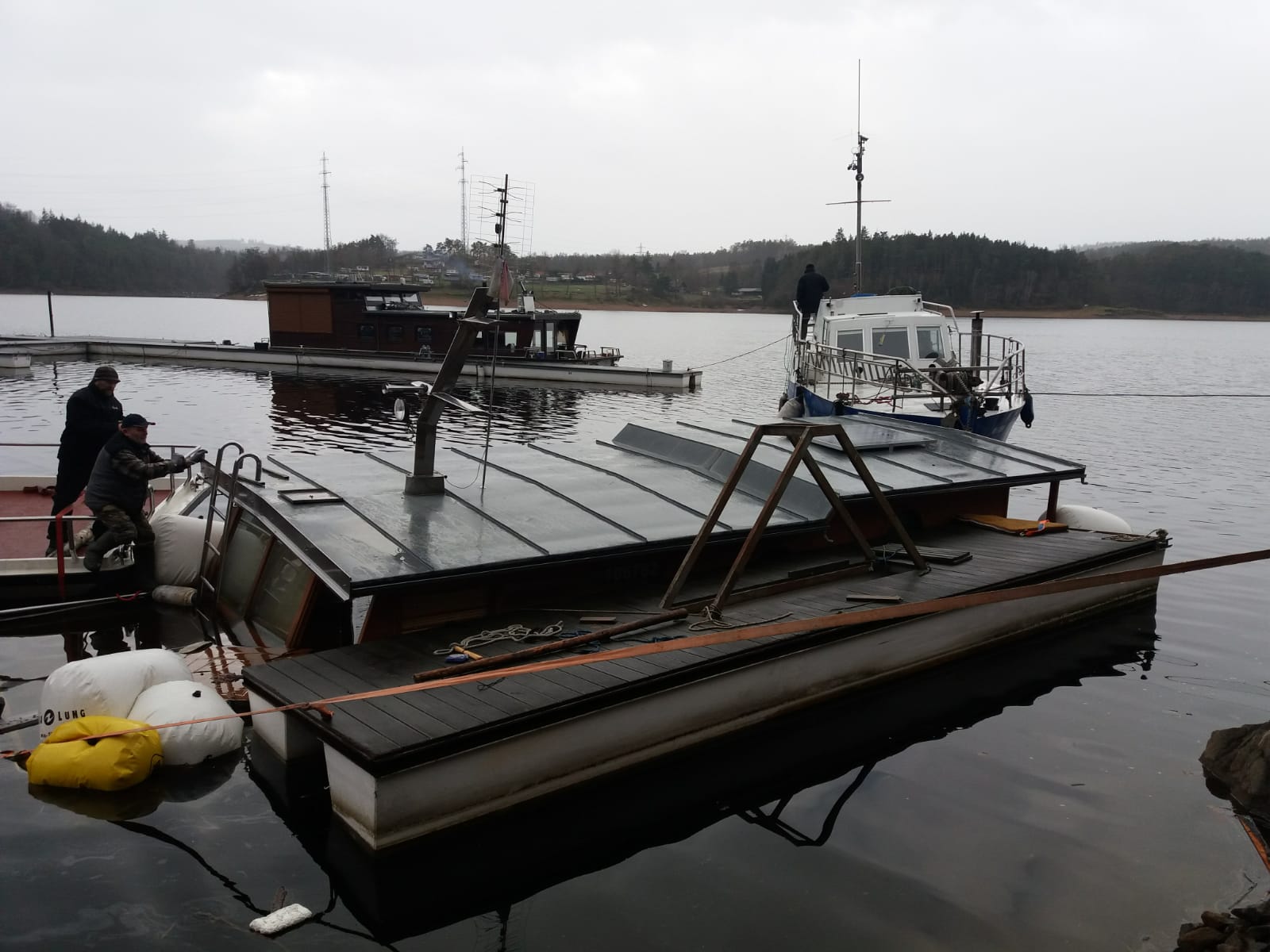 Vyzvednutí potopeného houseboatu, Radava - 5. a 6. 1. 2019 (6).jpg