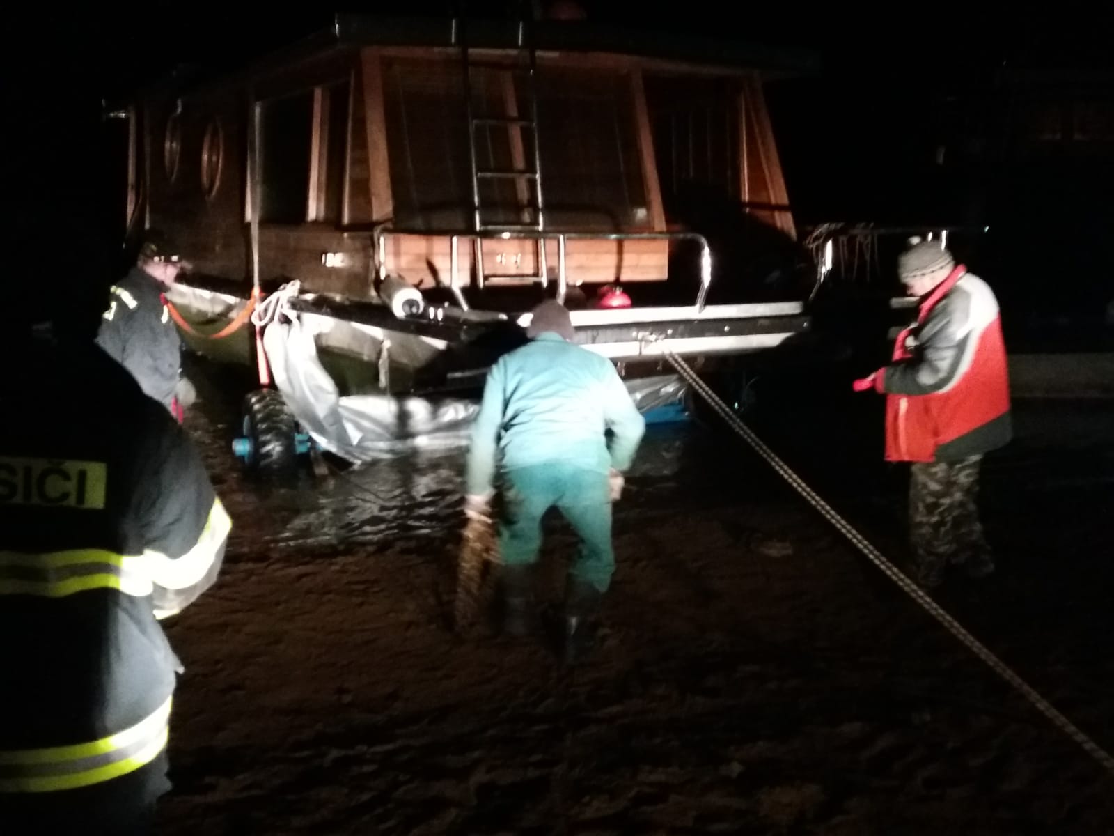 Vyzvednutí potopeného houseboatu, Radava - 5. a 6. 1. 2019 (8).jpg